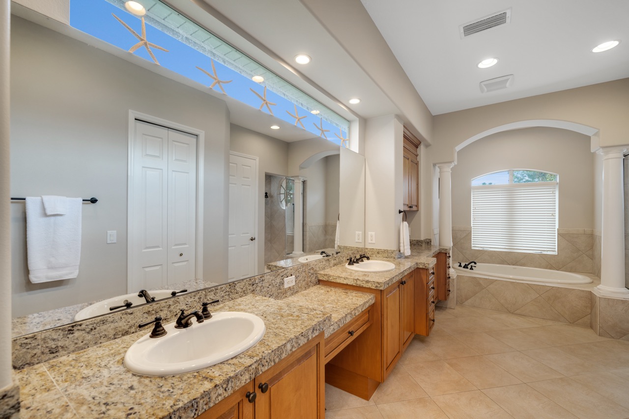 Double vanity & dressing area